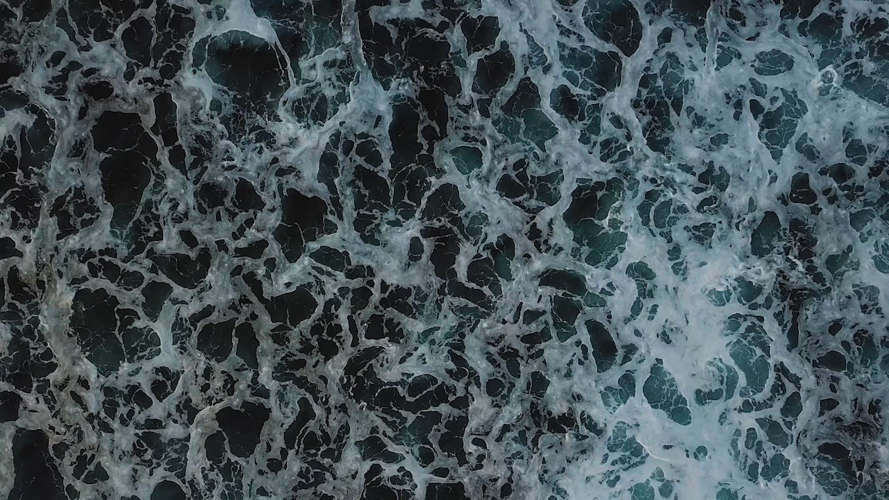 Video laden: Egal, ob Sommer, Winter oder Herbst – das Meer zieht uns immer wieder magisch in seinen Bann.